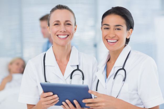Profissionais de atendimento sorrindo