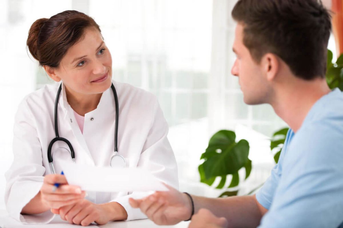 Médica atendendo paciente em consulta
