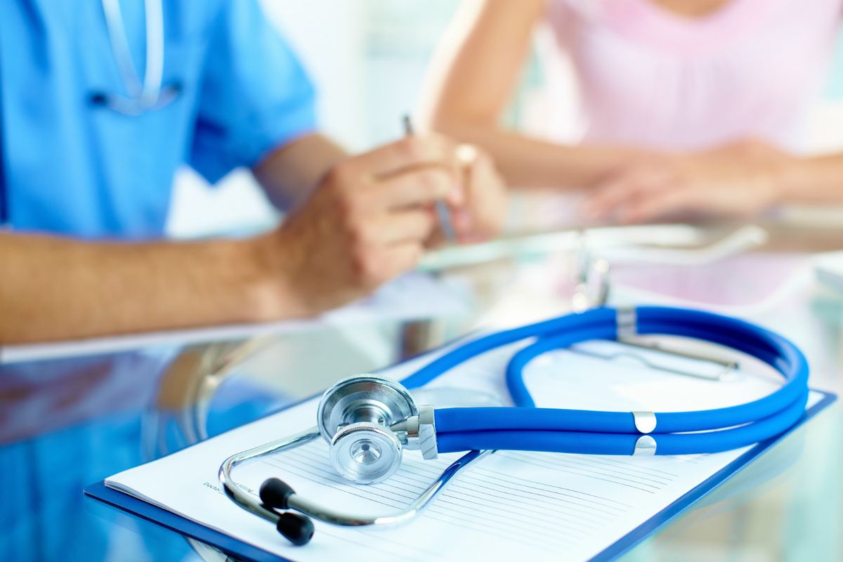 Estetoscópio sobre mesa de consultório médico