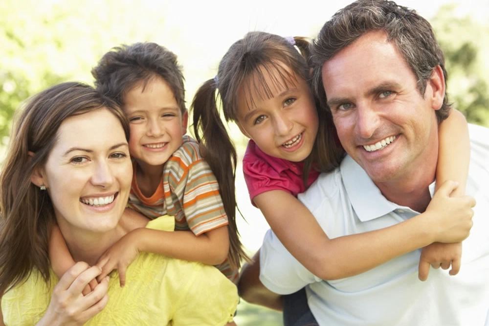 Família reunida com bebê