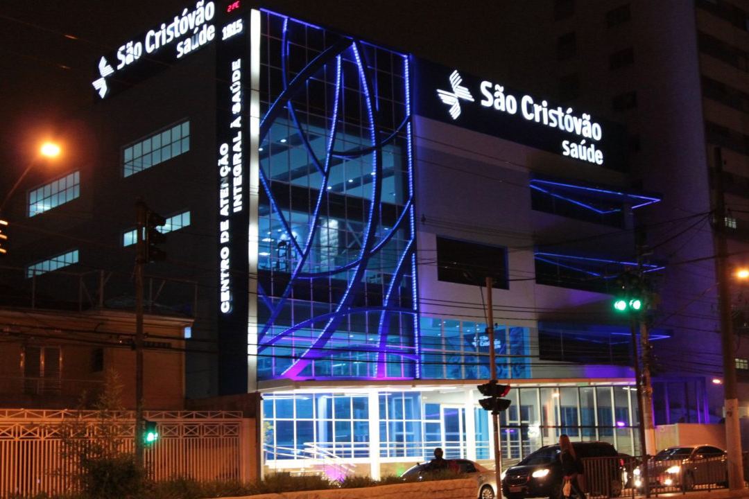 Fachada do Hospital e Maternidade São Cristóvão à noite