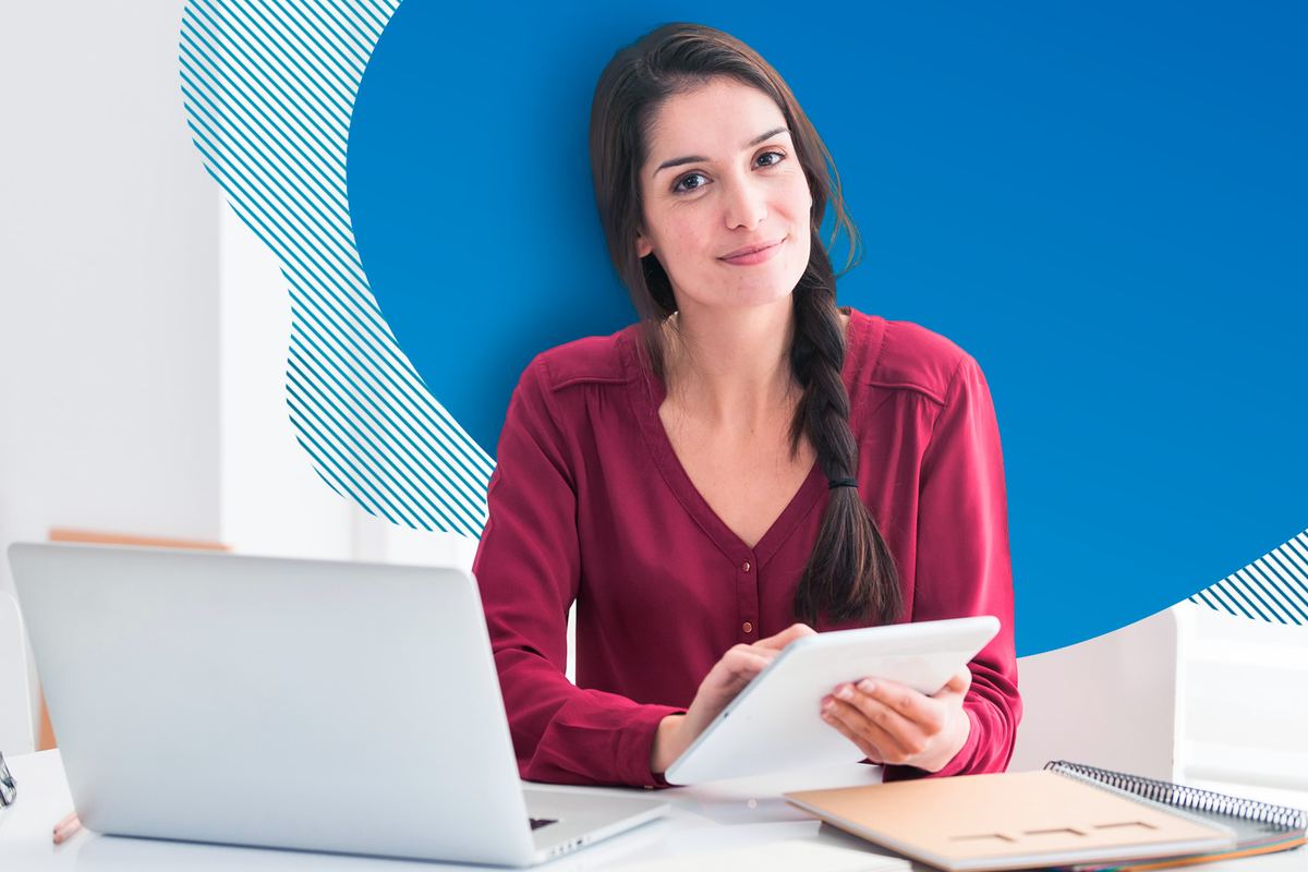 Microempreendedor trabalhando no notebook em seu pequeno negócio